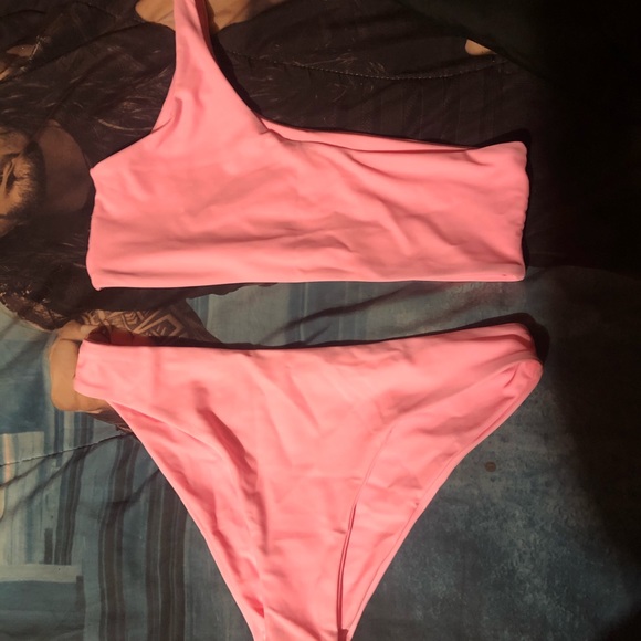 Bikini - Picture 2 of 2